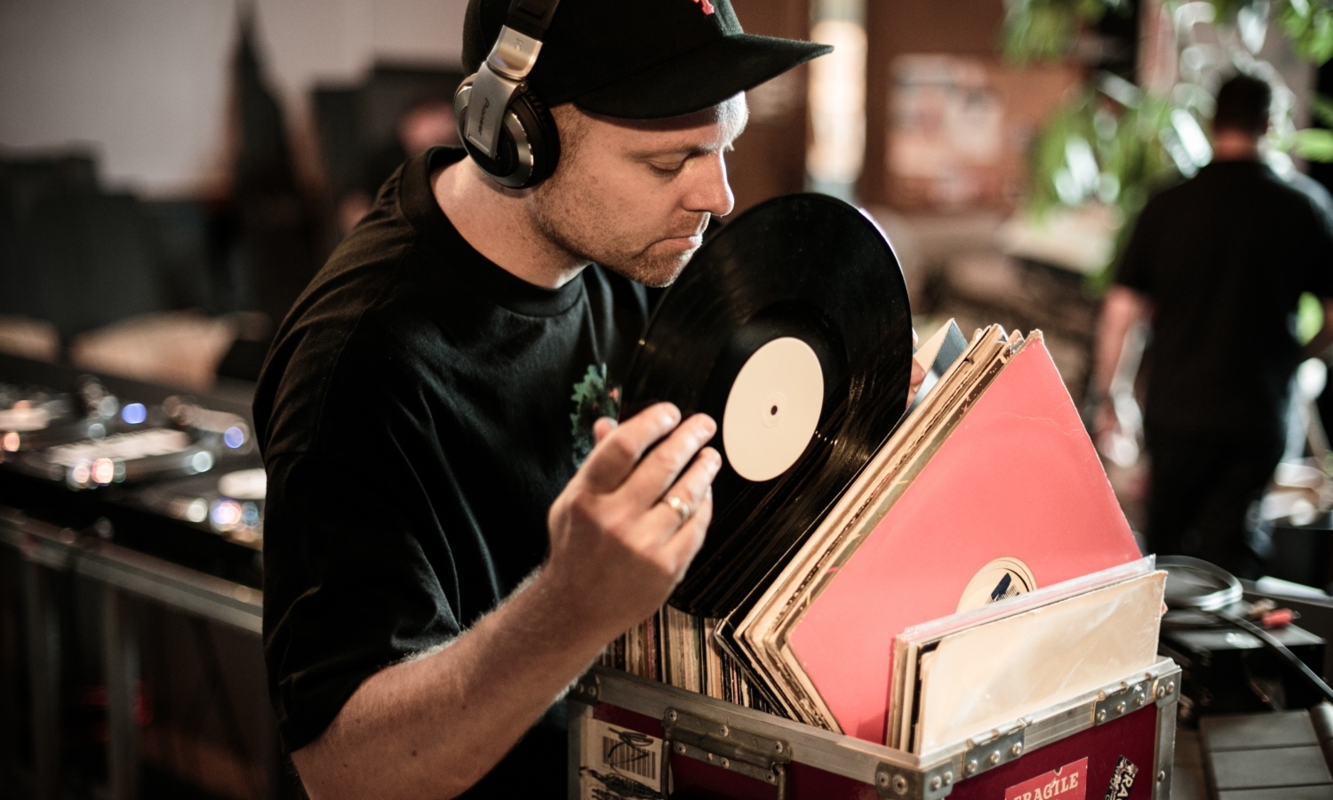 实验 Hip-Hop 先锋 DJ Shadow 宣布全新双碟专辑