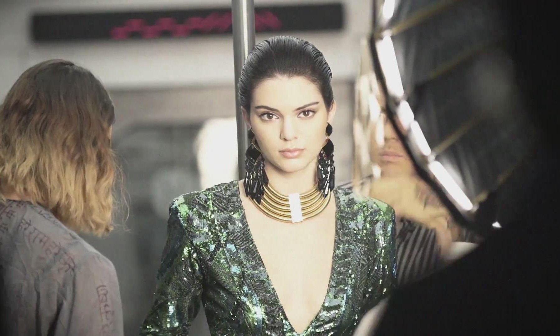 kendall jenner 领衔,balmain x h&m 造型特辑幕后 –