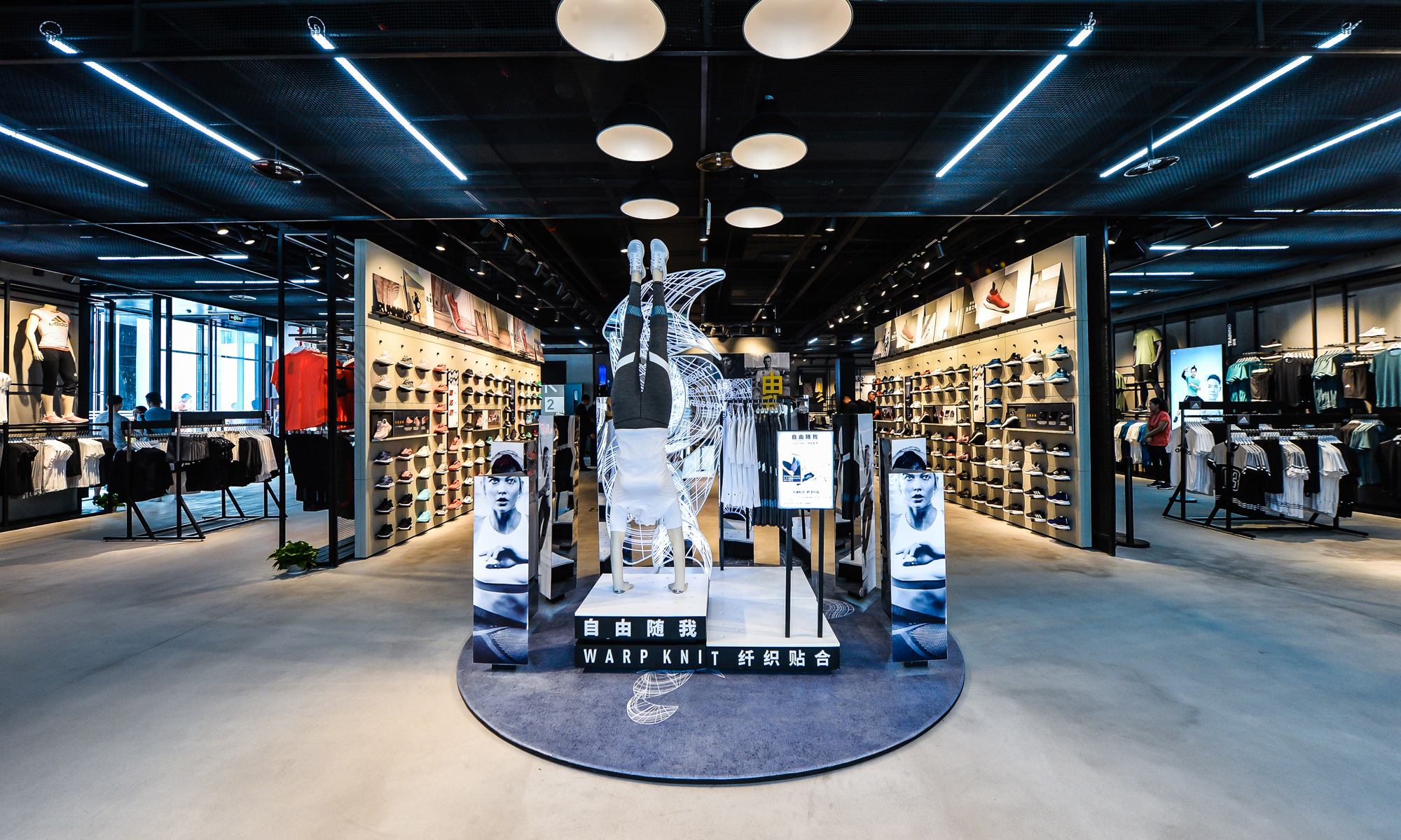 adidas 新开了一家运动体验迷你品牌中心,在店里你甚至可以打篮球