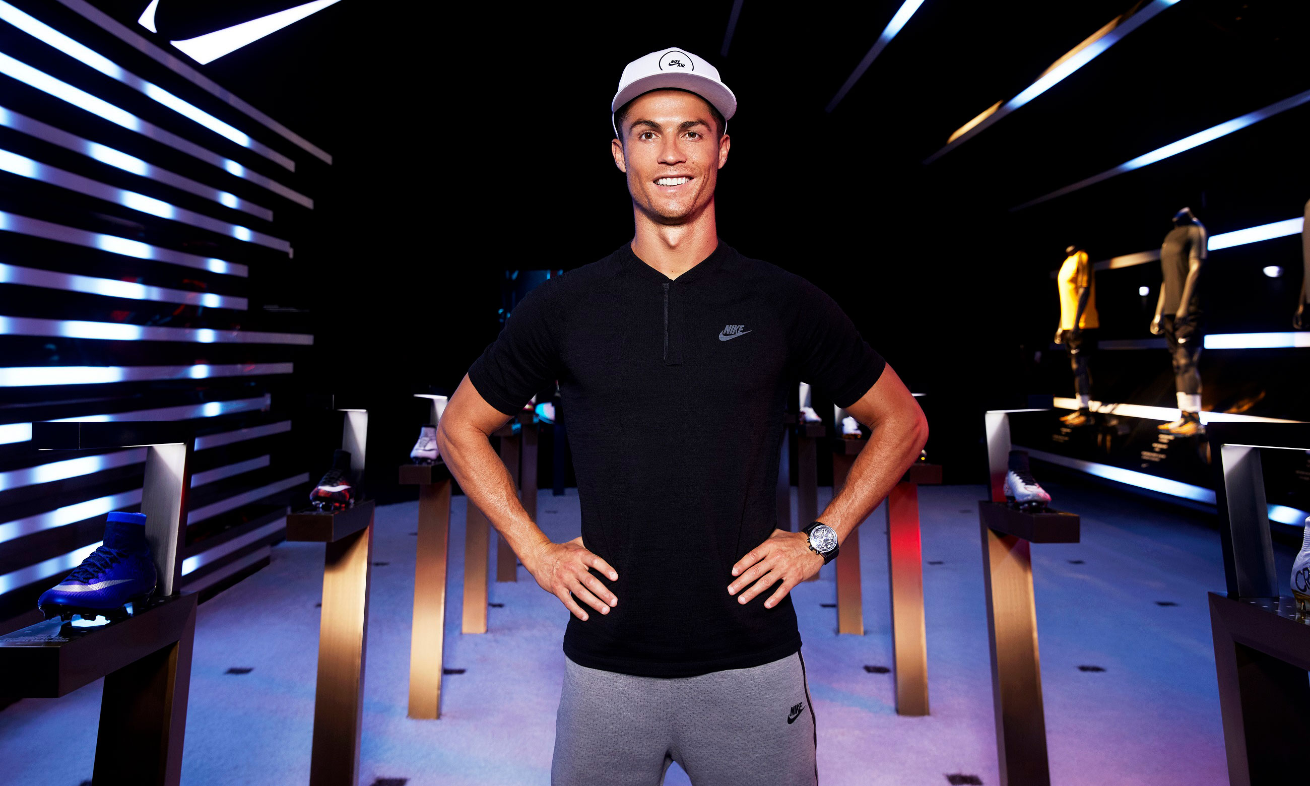 c罗亮相 nike "非凡殿堂",激励中国足球引爆非凡