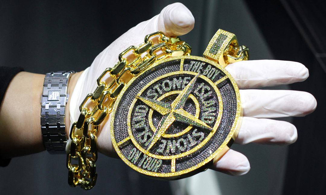 ben baller 为 drake 打造至尊 stone island 定制款项链