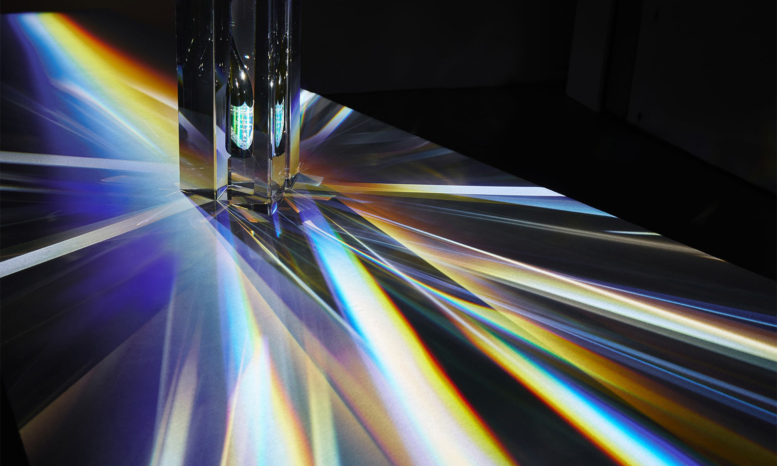 dompérignon 展示了吉冈德仁创作的 "prism" 水晶艺术品