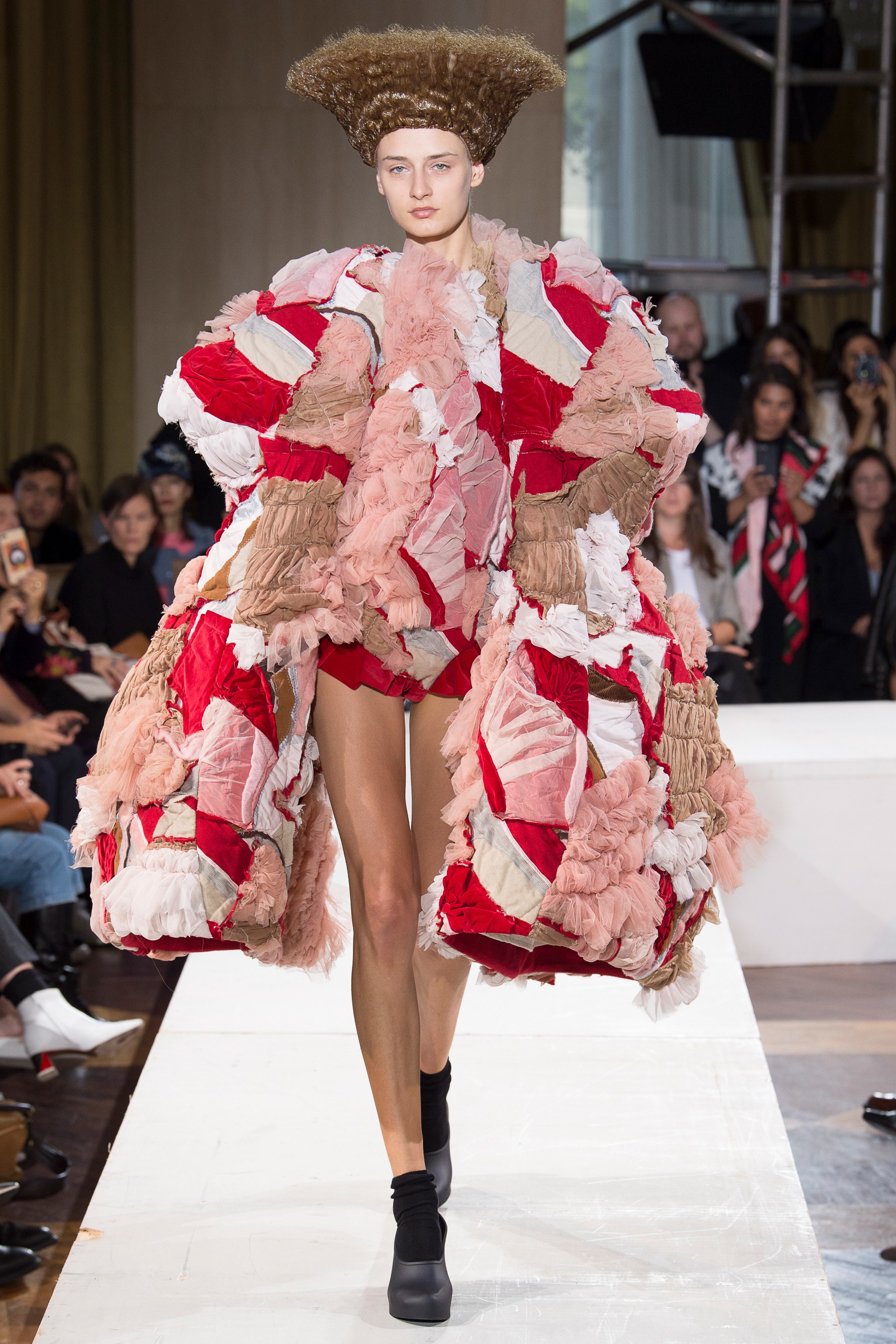 少女上身的 comme des garons 2018 春夏成衣系列回顾