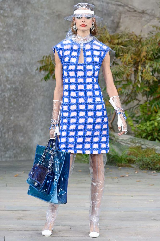 pvc 营造未来感,chanel 2018 春夏成衣系列秀场直击
