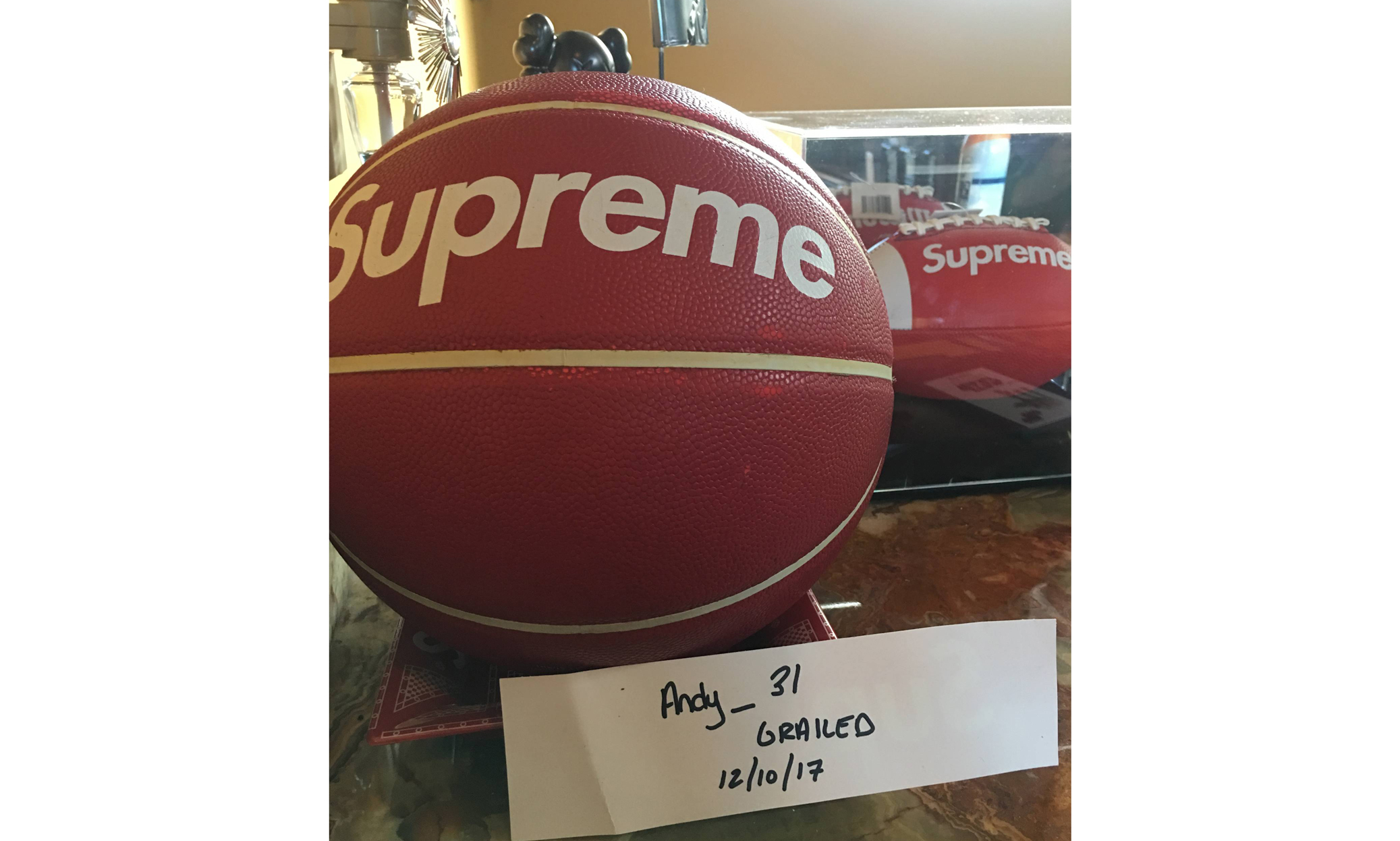 这颗supreme x 斯伯丁联名篮球居然卖 25,000 美元?