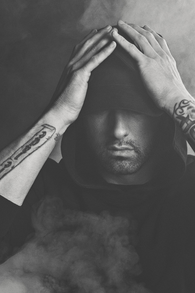 看看who is back,eminem 登上《interview》封面