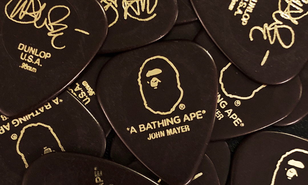 john mayer 与 bape 推出了一组联名吉他拨片