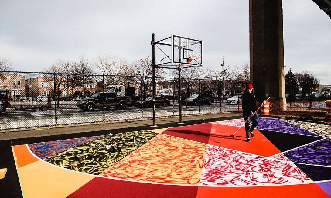 涂鸦艺术家 madsteez 重新设计皇后区篮球场