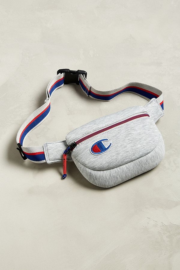 champion 发布一系列大 logo 包款