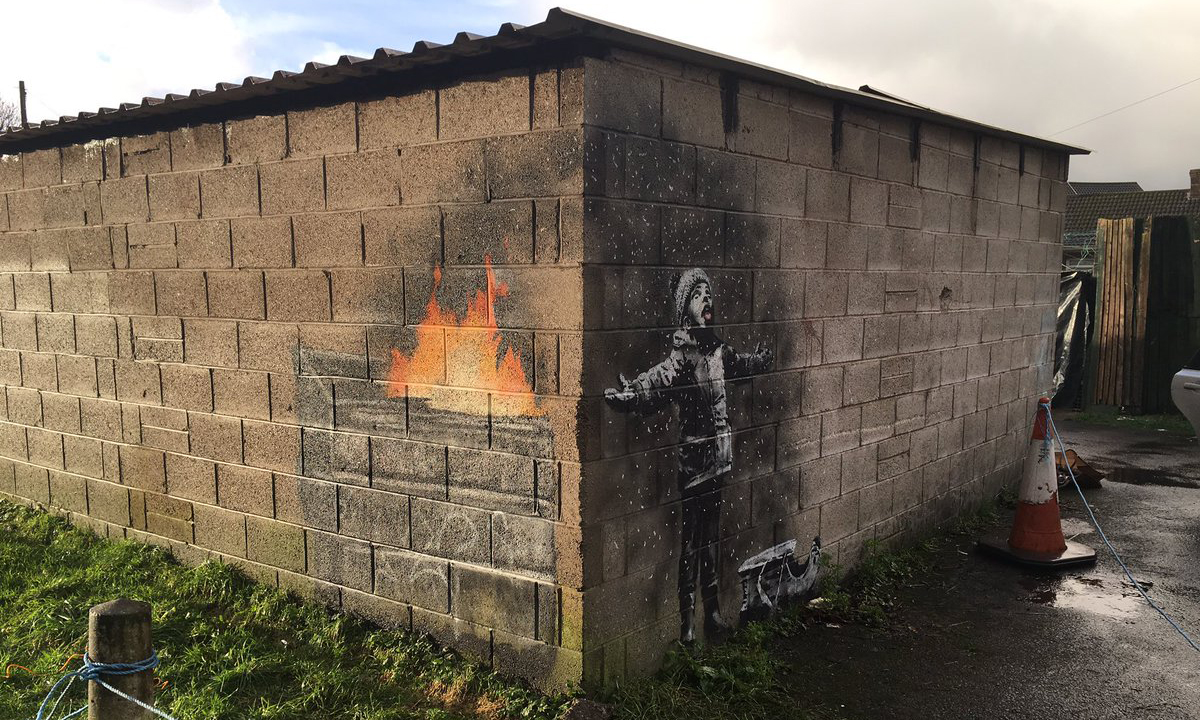 banksy 最新涂鸦作品现身,两面墙告诉你不一样的故事