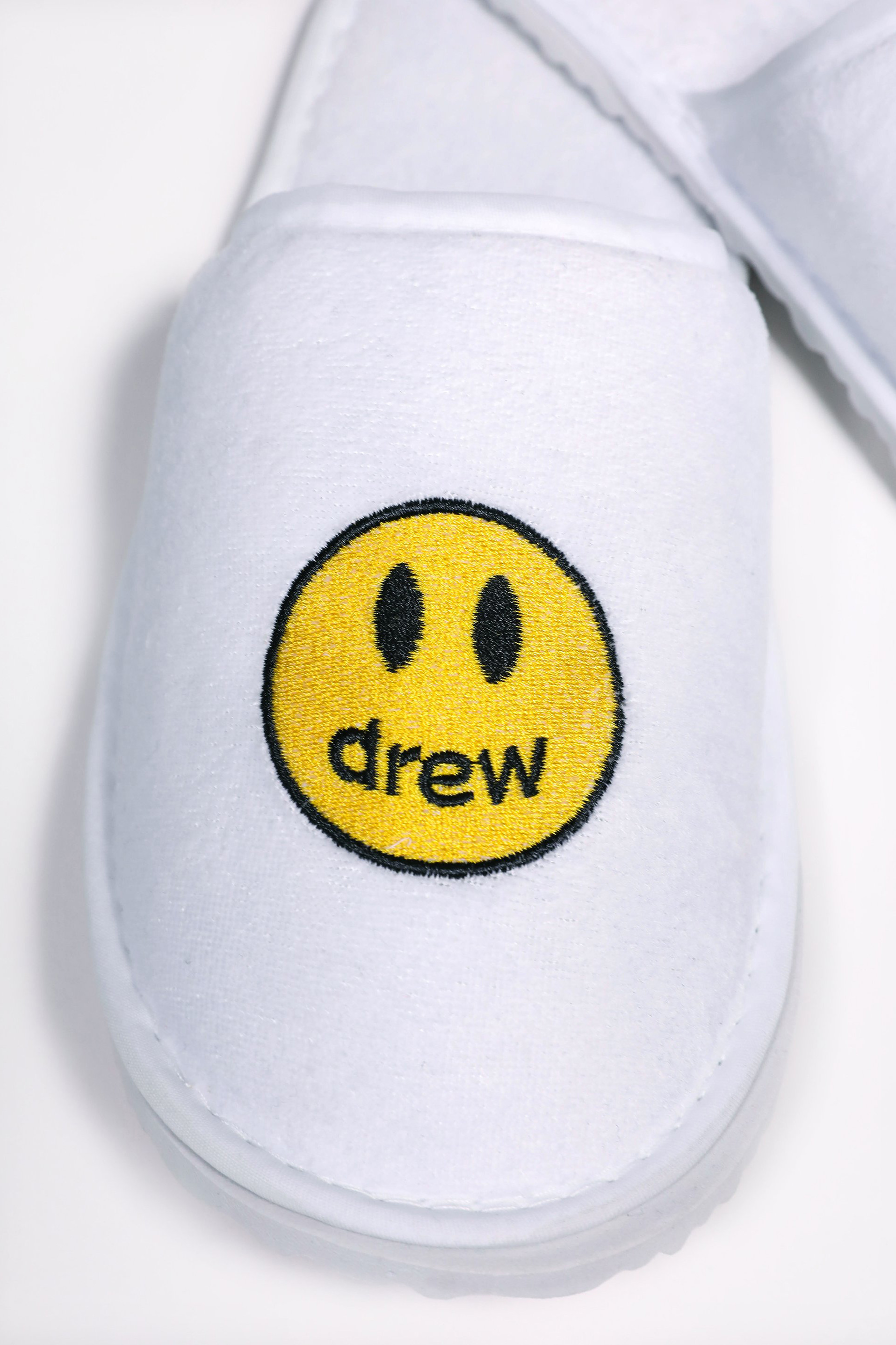 疑似justin bieber 个人品牌的 drewhouse 发布首款拖鞋