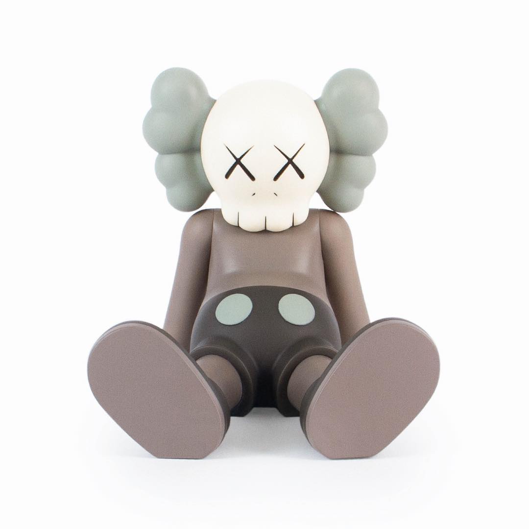kaws:holiday 限量 7" 搪胶公仔-3 款 kaws:holiday 全新坐姿公仔为