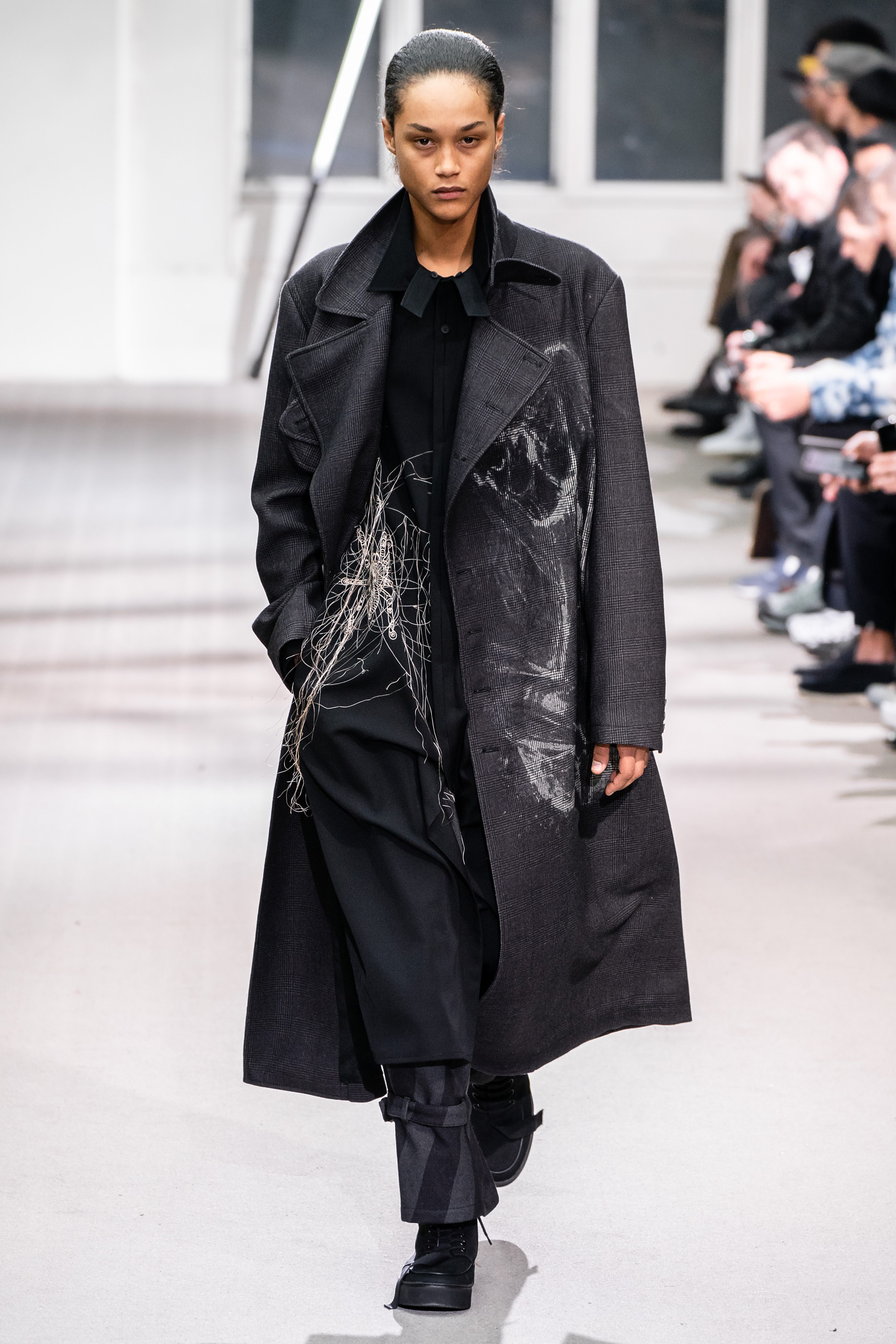 yohji yamamoto 2019 秋冬男装秀场,折中后的军国主义