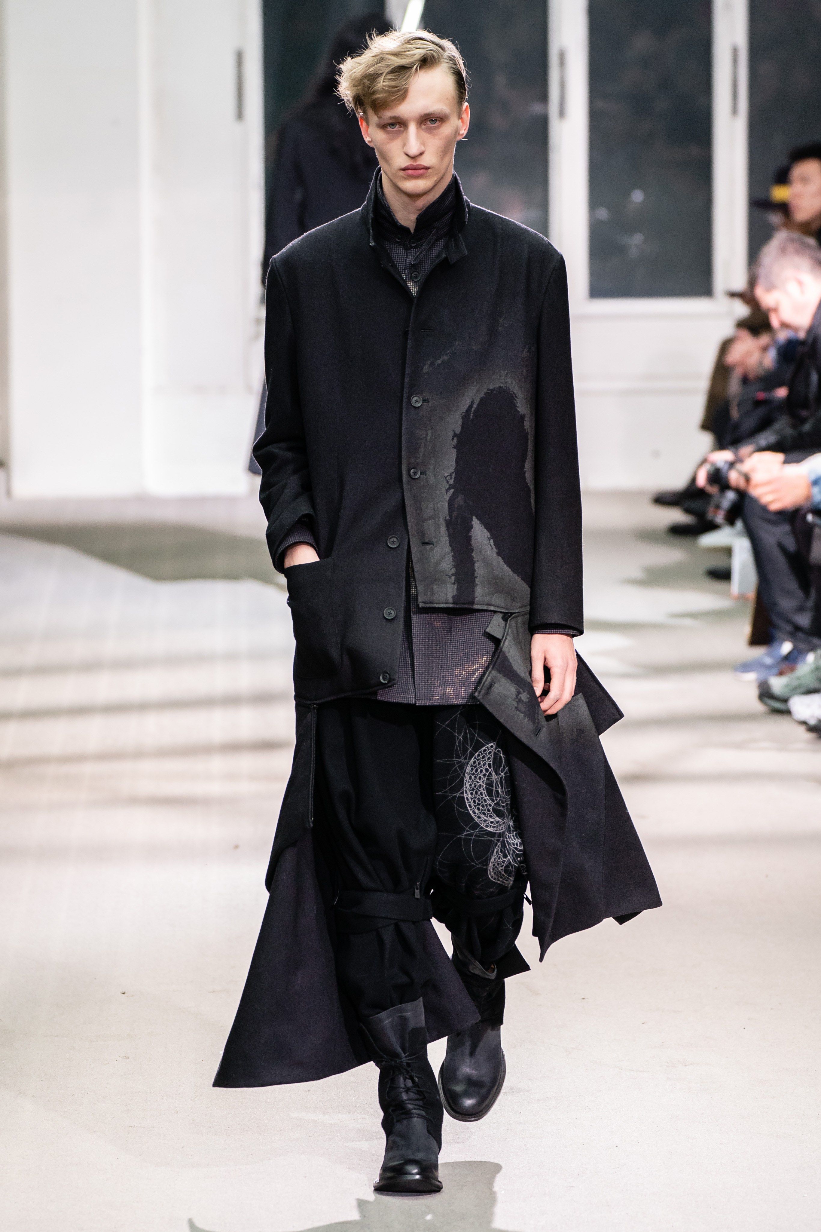 yohji yamamoto 2019 秋冬男装秀场,折中后的军国主义