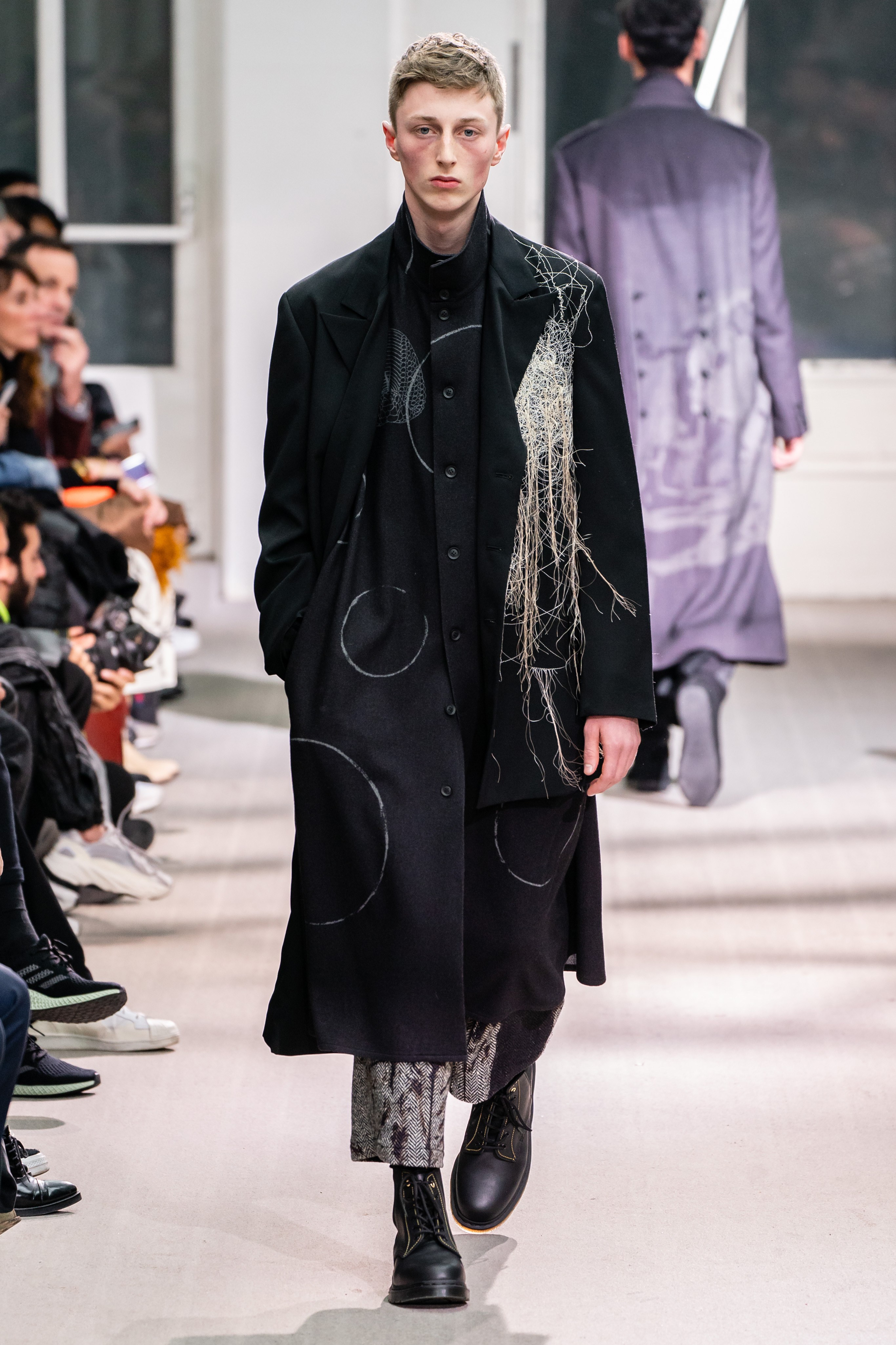 yohji yamamoto 2019 秋冬男装秀场,折中后的军国主义