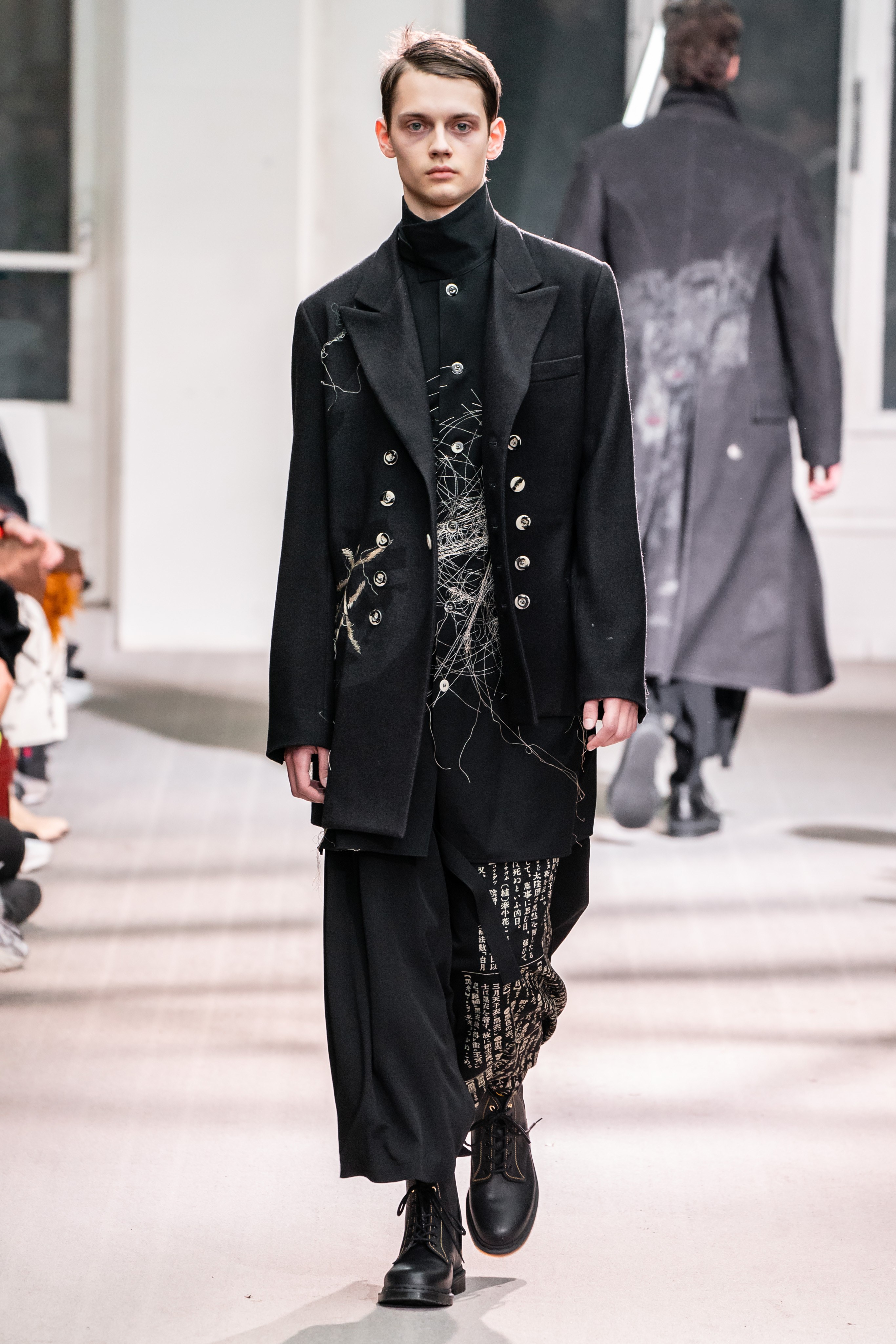 yohji yamamoto 2019 秋冬男装秀场,折中后的军国主义
