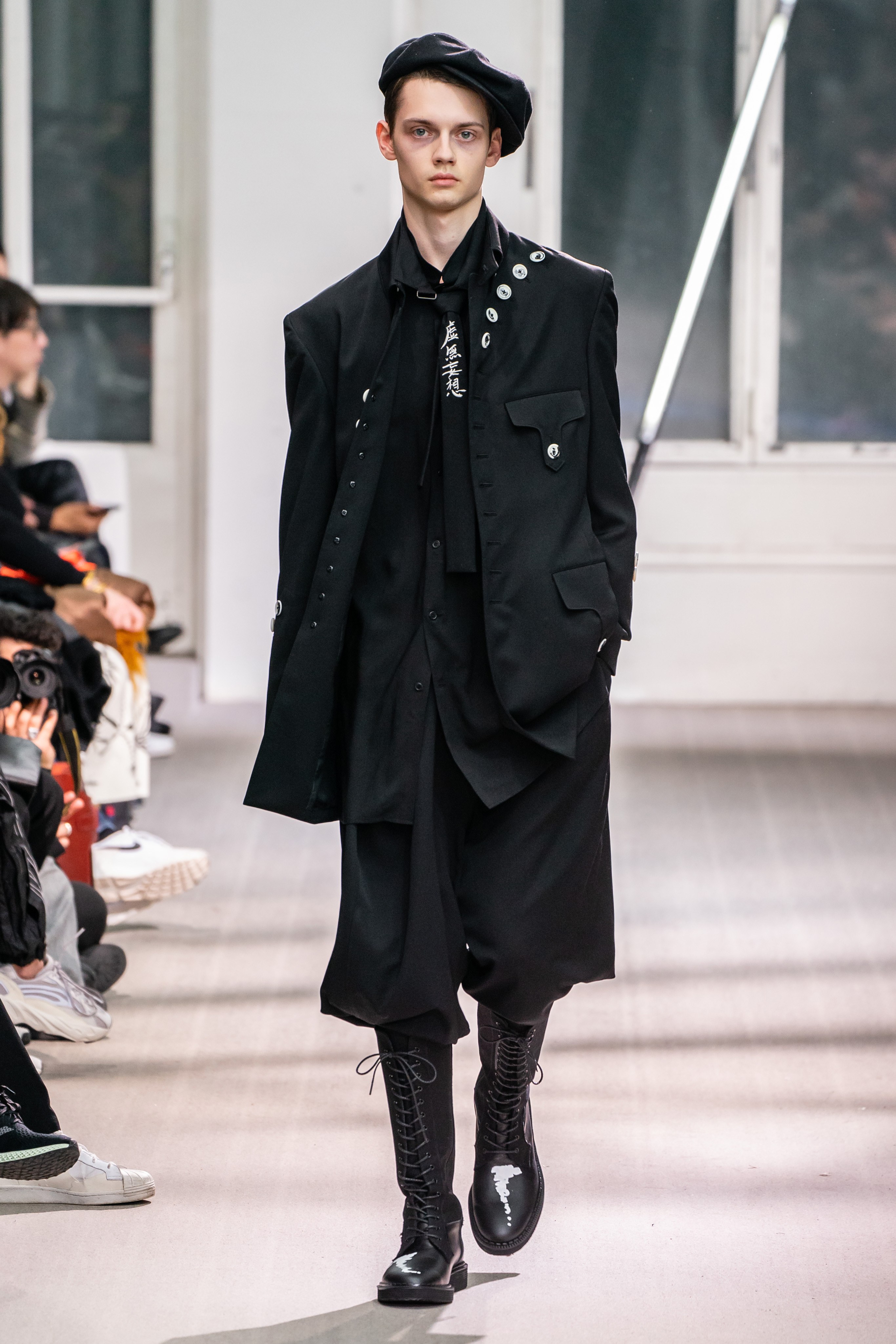 yohji yamamoto 2019 秋冬男装秀场,折中后的军国主义