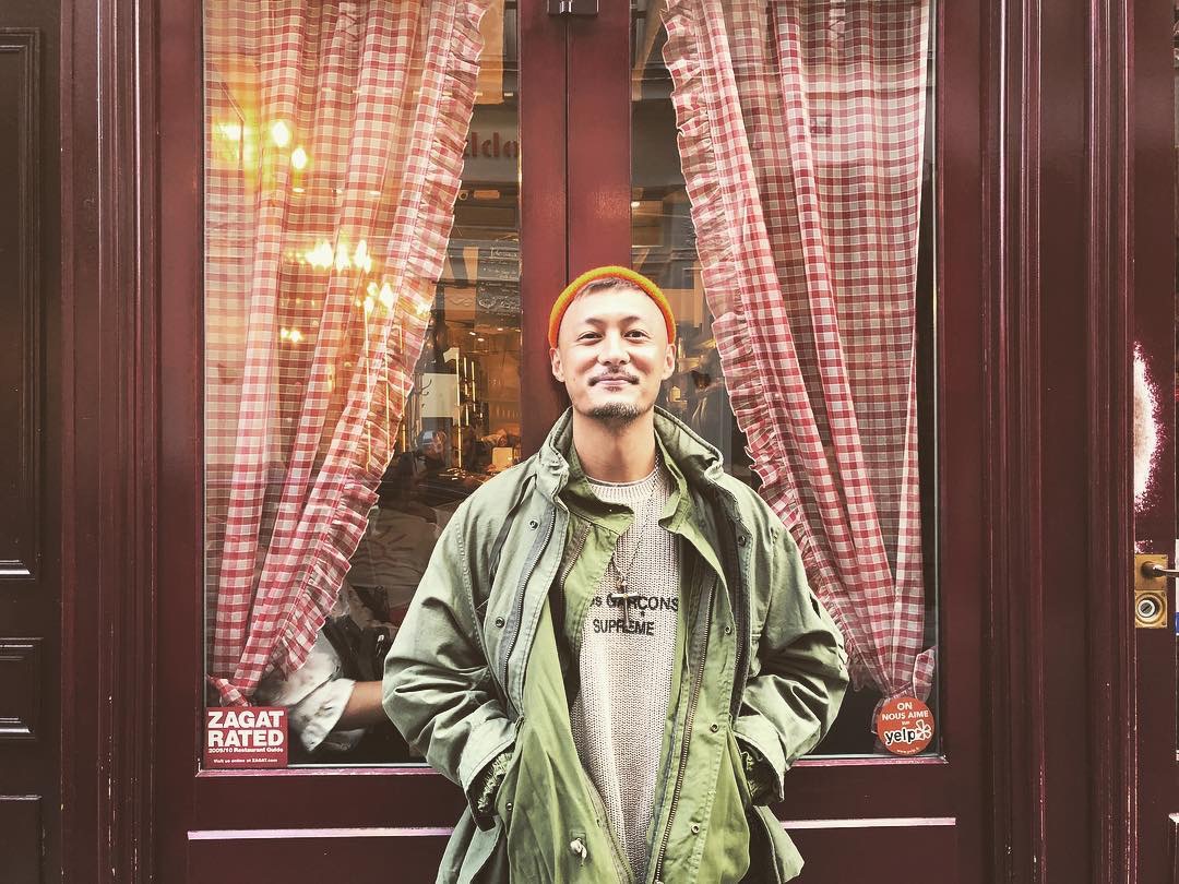 大家所熟悉的"志明风",应该是针织衫内搭一件衬衣,然后戴上一副黑框