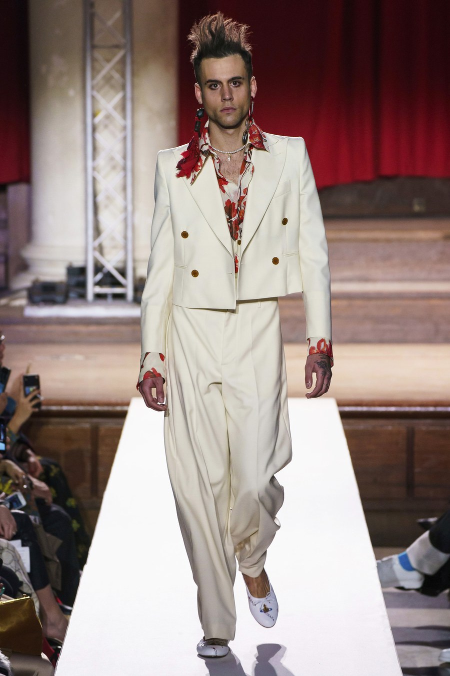 系上围裙做太后,vivienne westwood 2019 秋冬系列一览