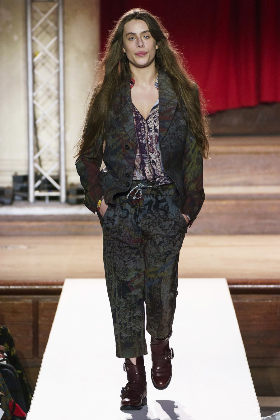 系上围裙做太后,vivienne westwood 2019 秋冬系列一览