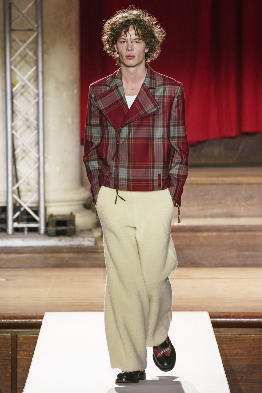 系上围裙做太后,vivienne westwood 2019 秋冬系列一览