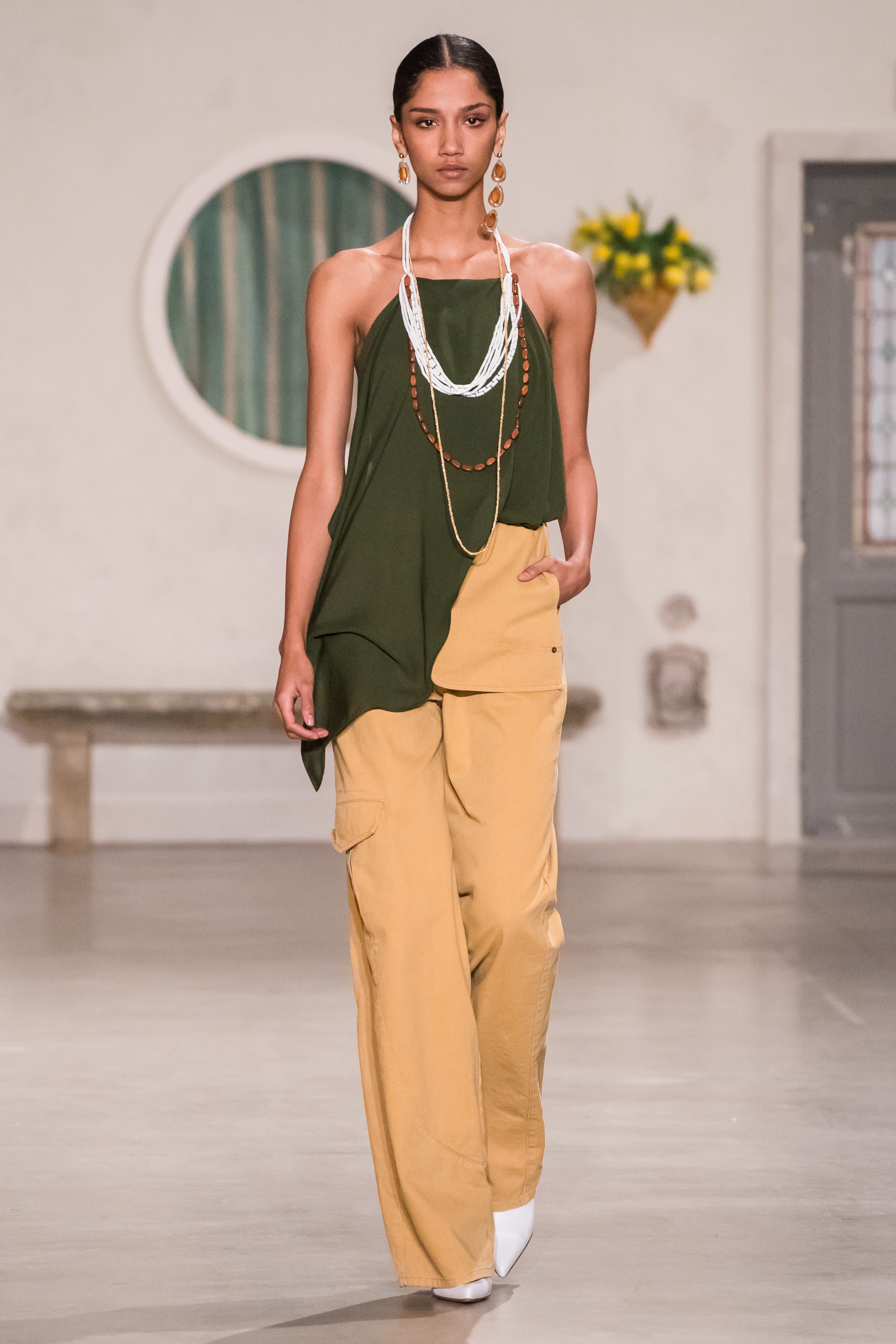 明艳和谐的色彩搭配,jacquemus 19 秋季系列秀场回顾