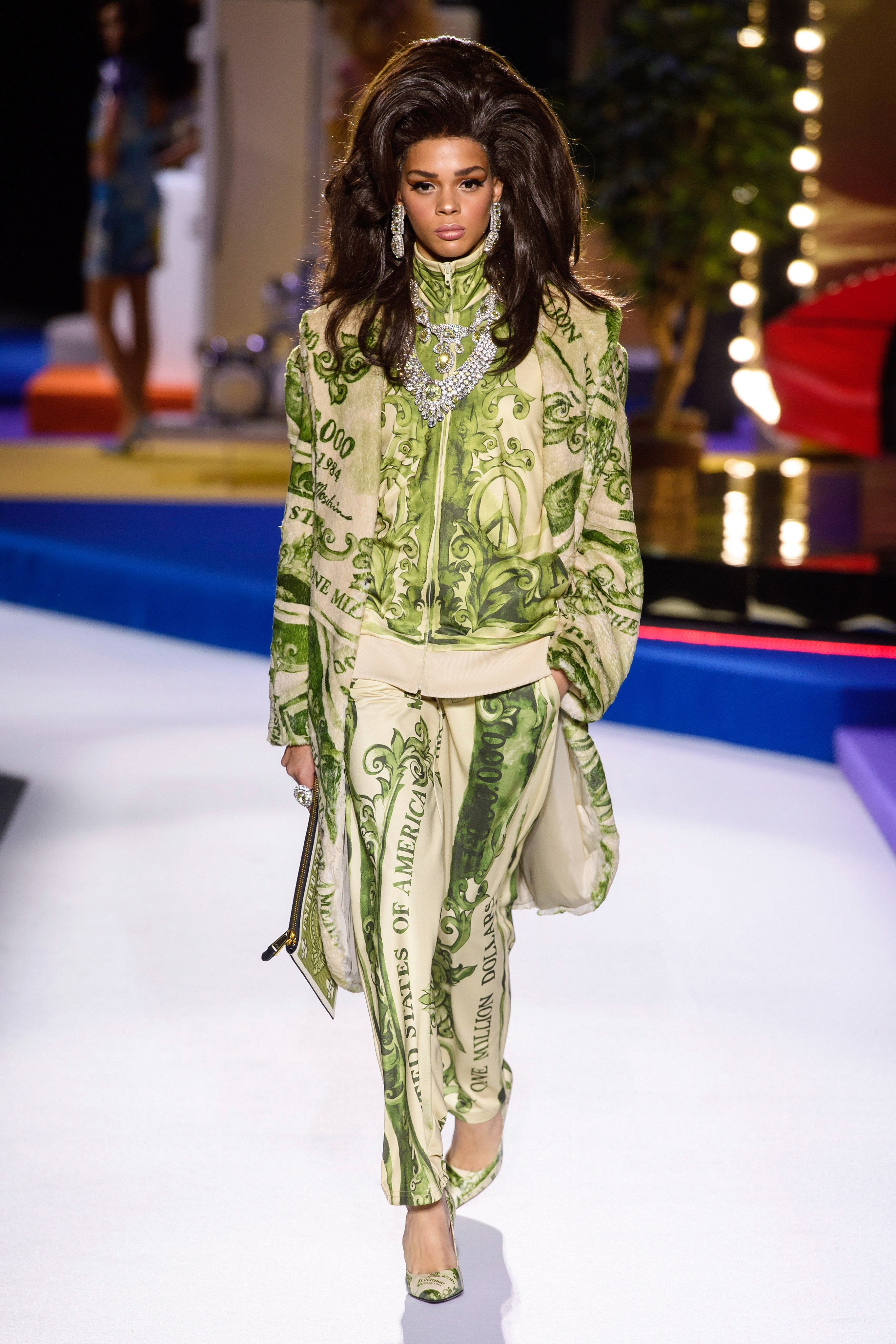 为乏味生活增添趣味,moschino 2019 秋冬成衣系列秀场回顾