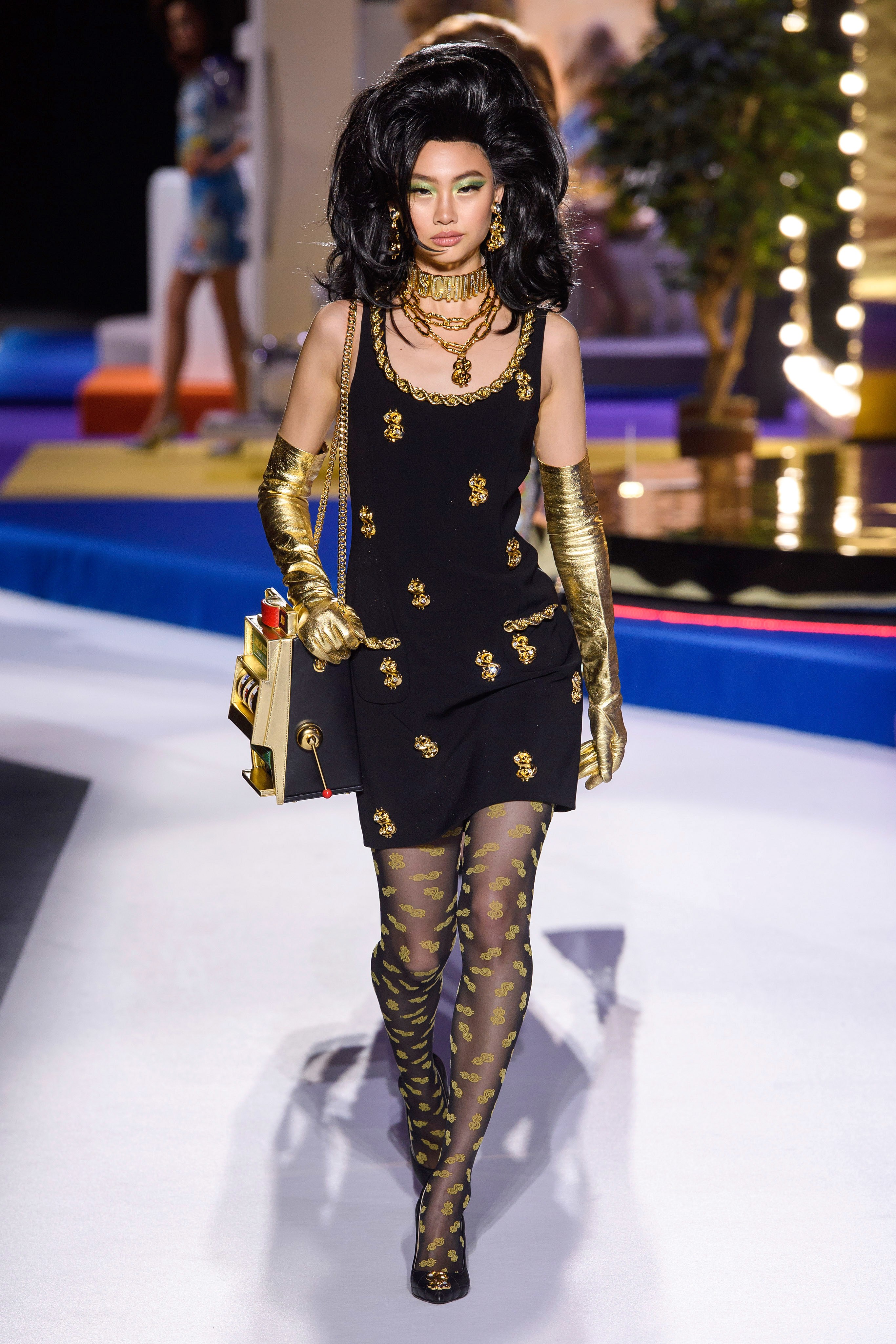 为乏味生活增添趣味,moschino 2019 秋冬成衣系列秀场回顾