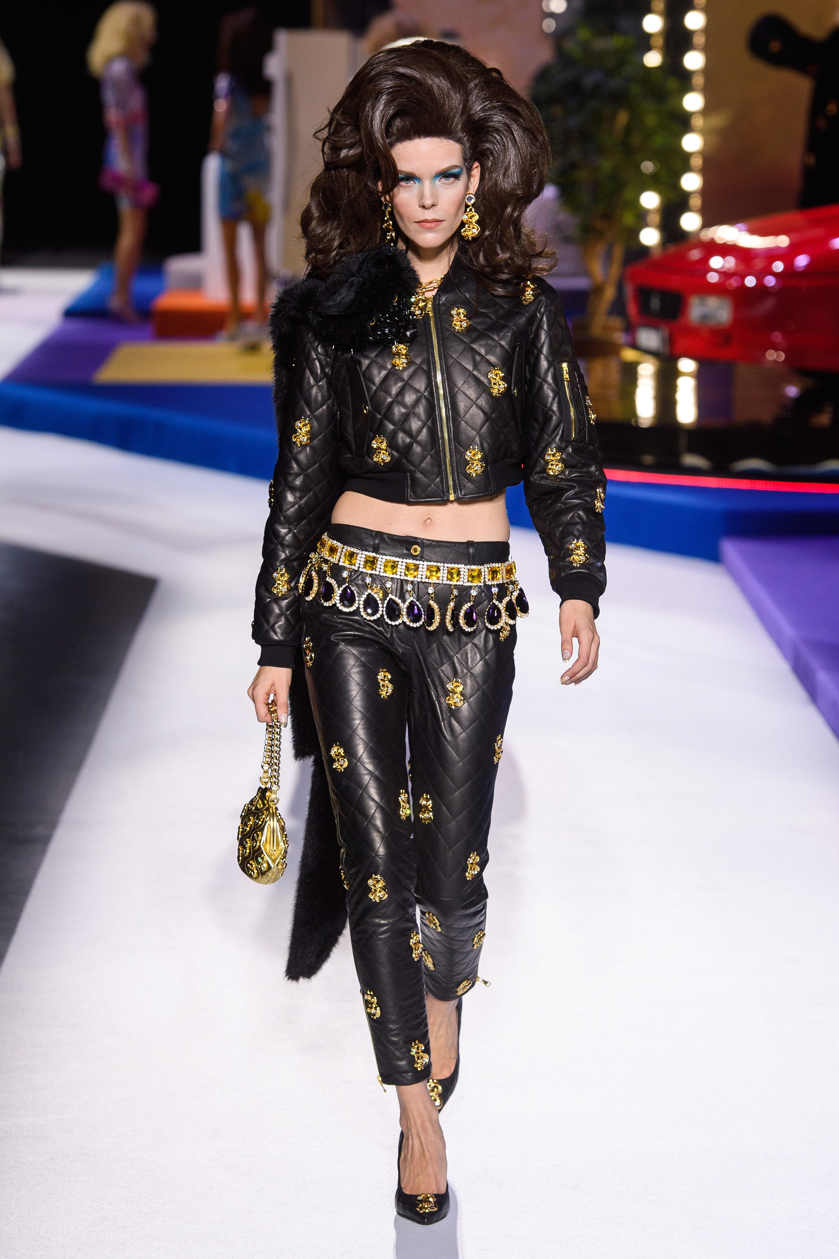 为乏味生活增添趣味,moschino 2019 秋冬成衣系列秀场回顾