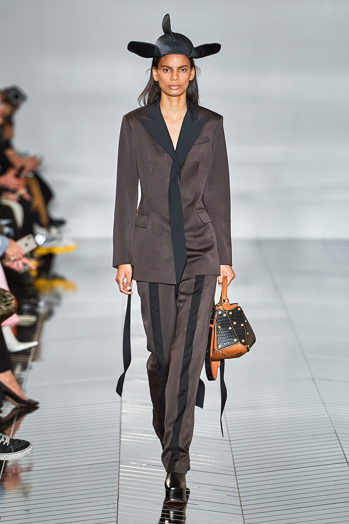 简约中性色世界,loewe 2019 秋冬女装系列秀场回顾