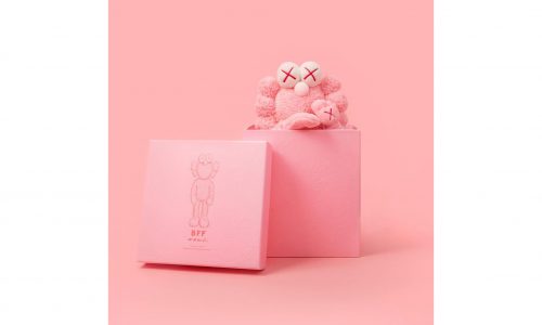 Dior 亲民版?KAWS 宣布粉色 BFF 毛绒玩偶将于明日发售