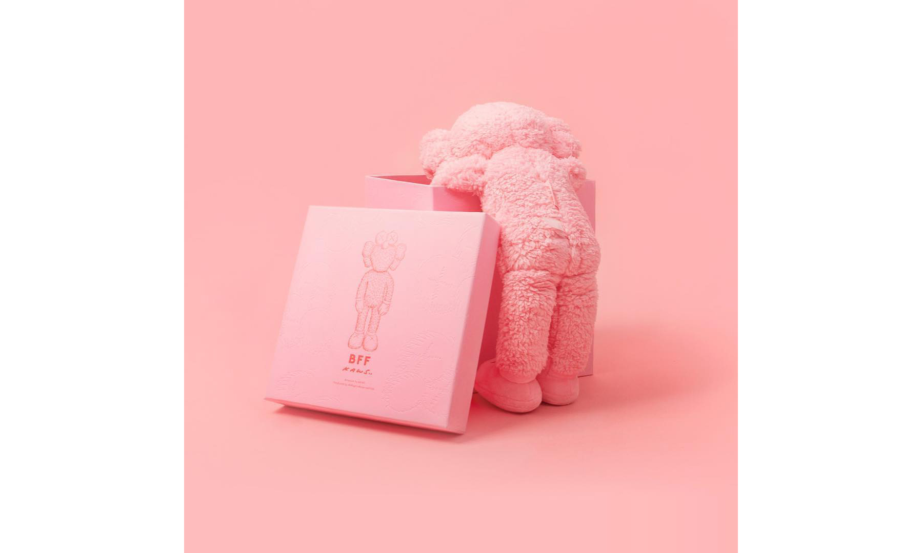 dior 亲民版?kaws 宣布粉色 bff 毛绒玩偶将于明日发售