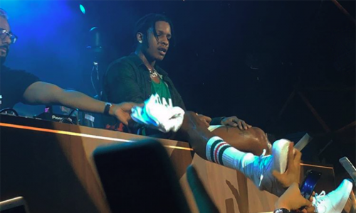 A$AP Rocky 马尼拉演唱会上遭粉丝抢鞋