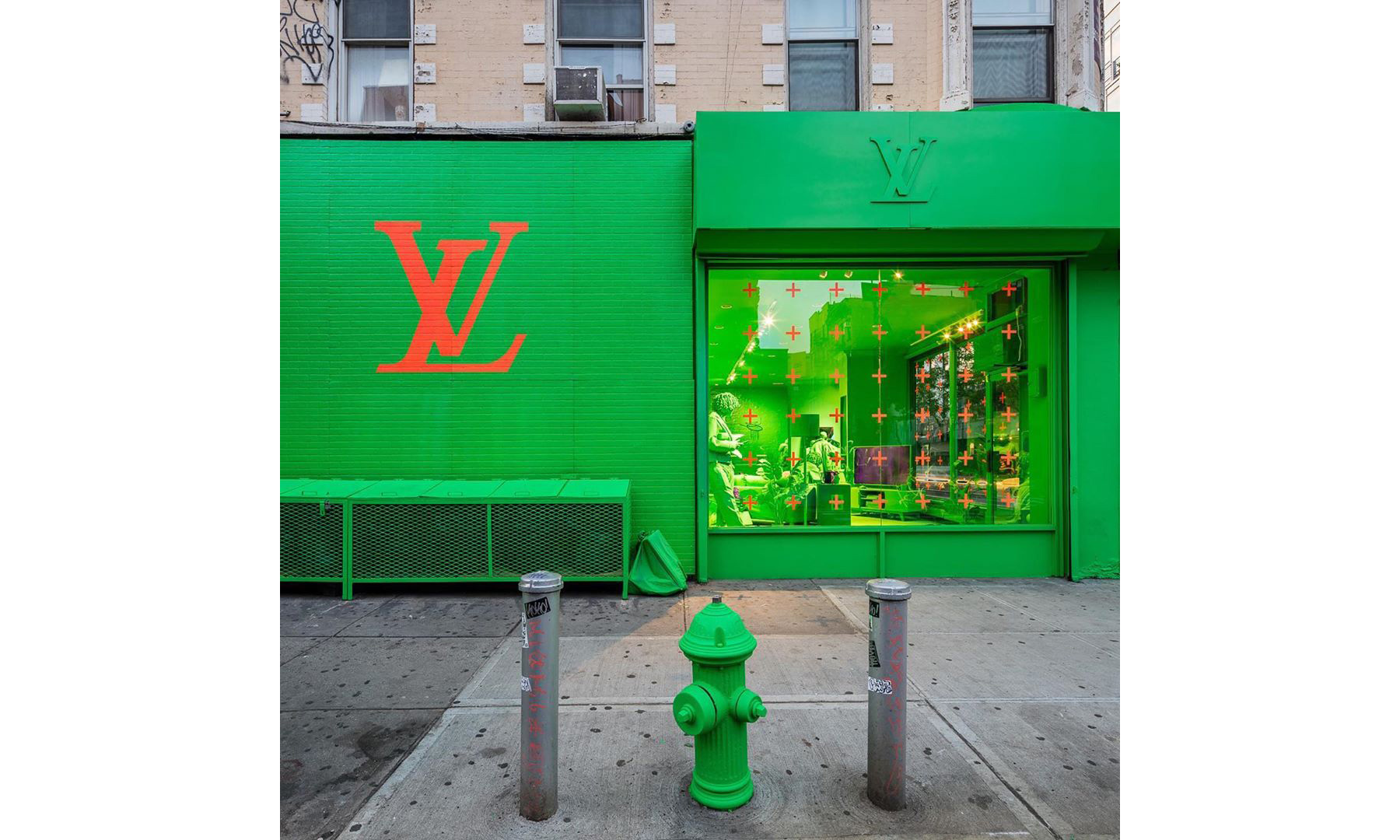 lv 纽约 pop-up 门店光天化日下惨遭涂鸦