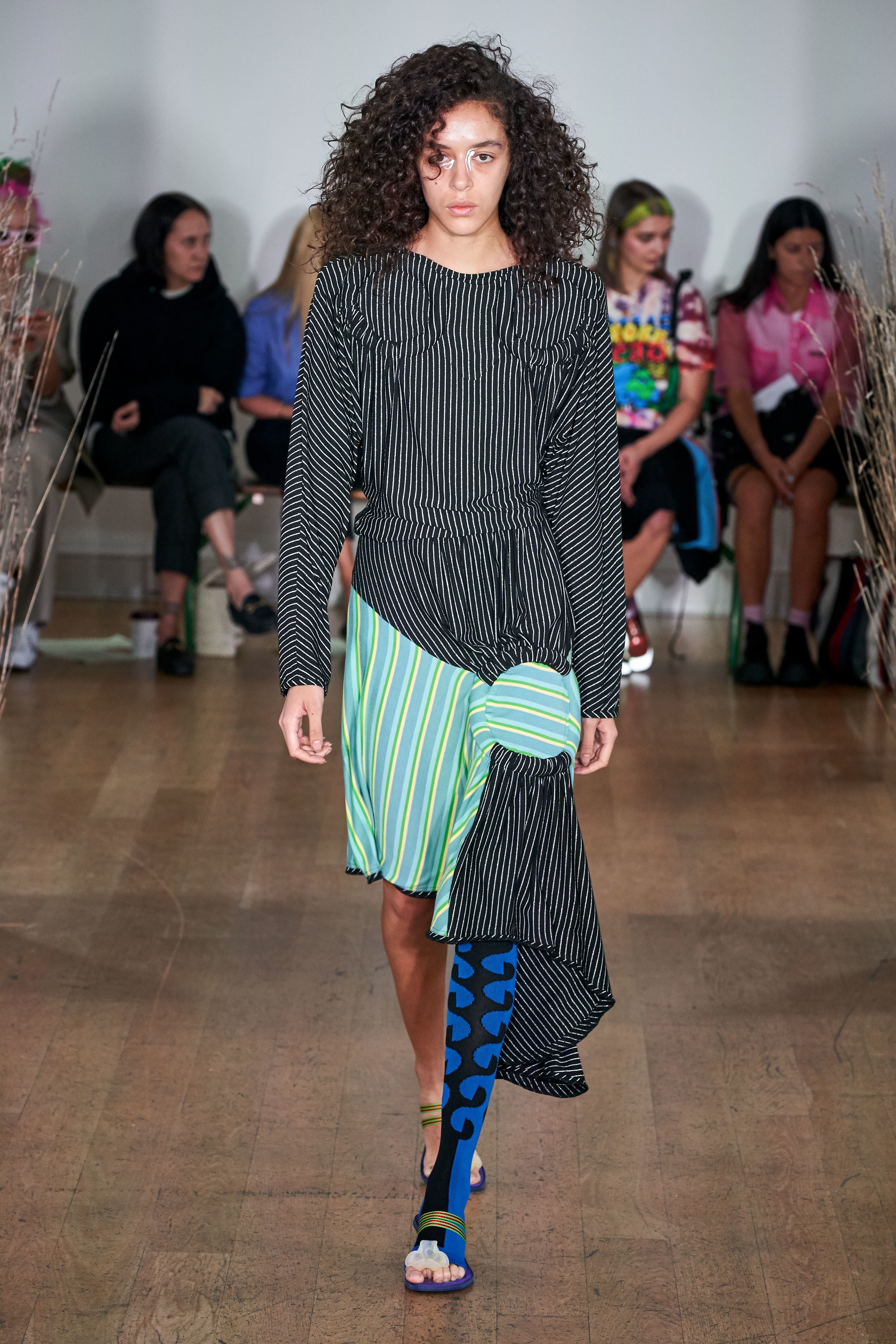 席卷而来的异域风暴,kiko kostadinov 2020 春夏女装系列秀场回顾