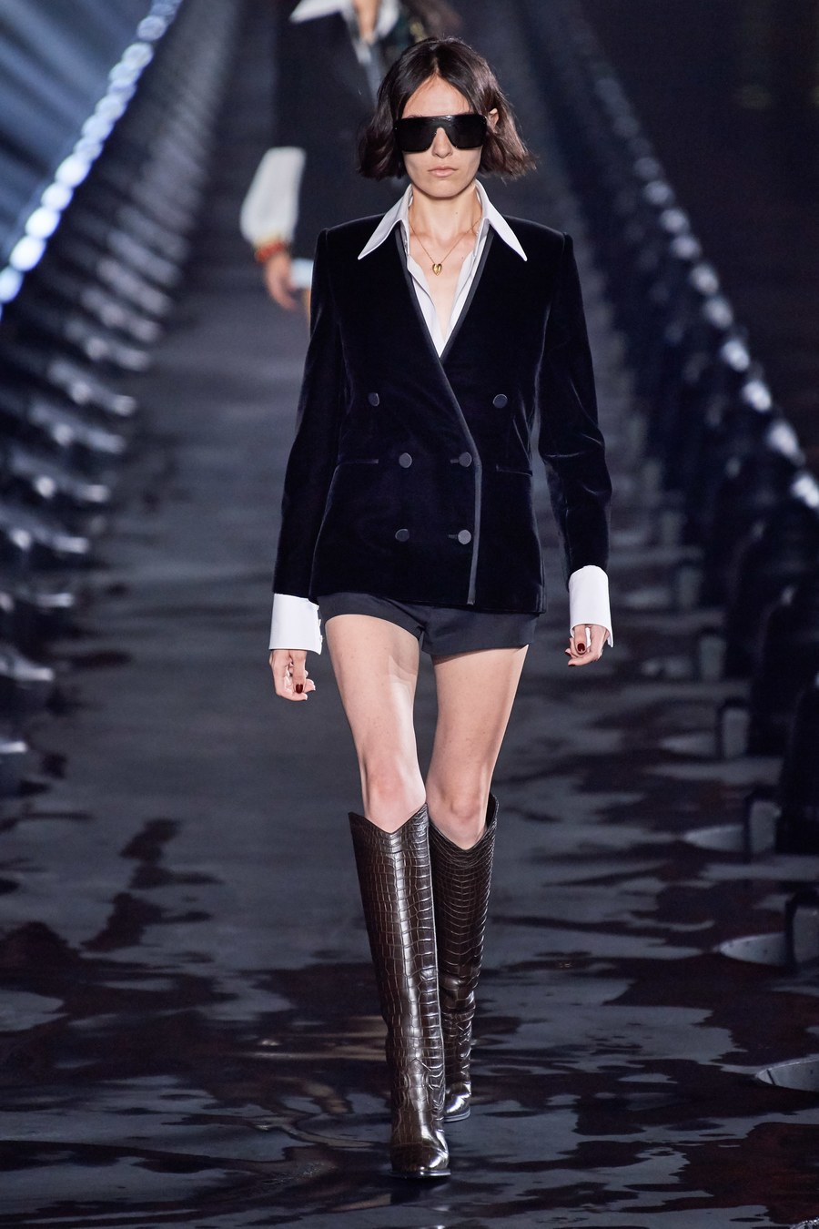 埃菲尔铁塔下的英姿飒爽,saint laurent 2020 春夏系列秀场回顾