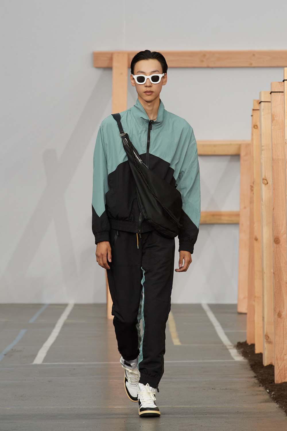 首次登上巴黎时装周,高街品牌 rhude 2020 春夏系列秀场回顾