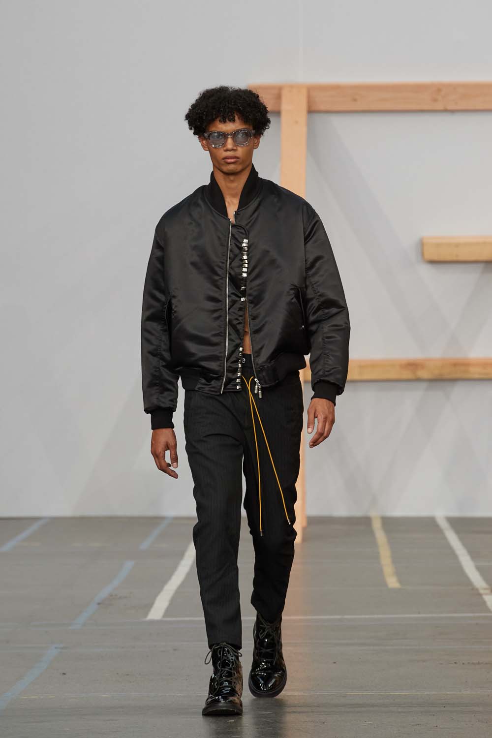 首次登上巴黎时装周,高街品牌 rhude 2020 春夏系列秀场回顾