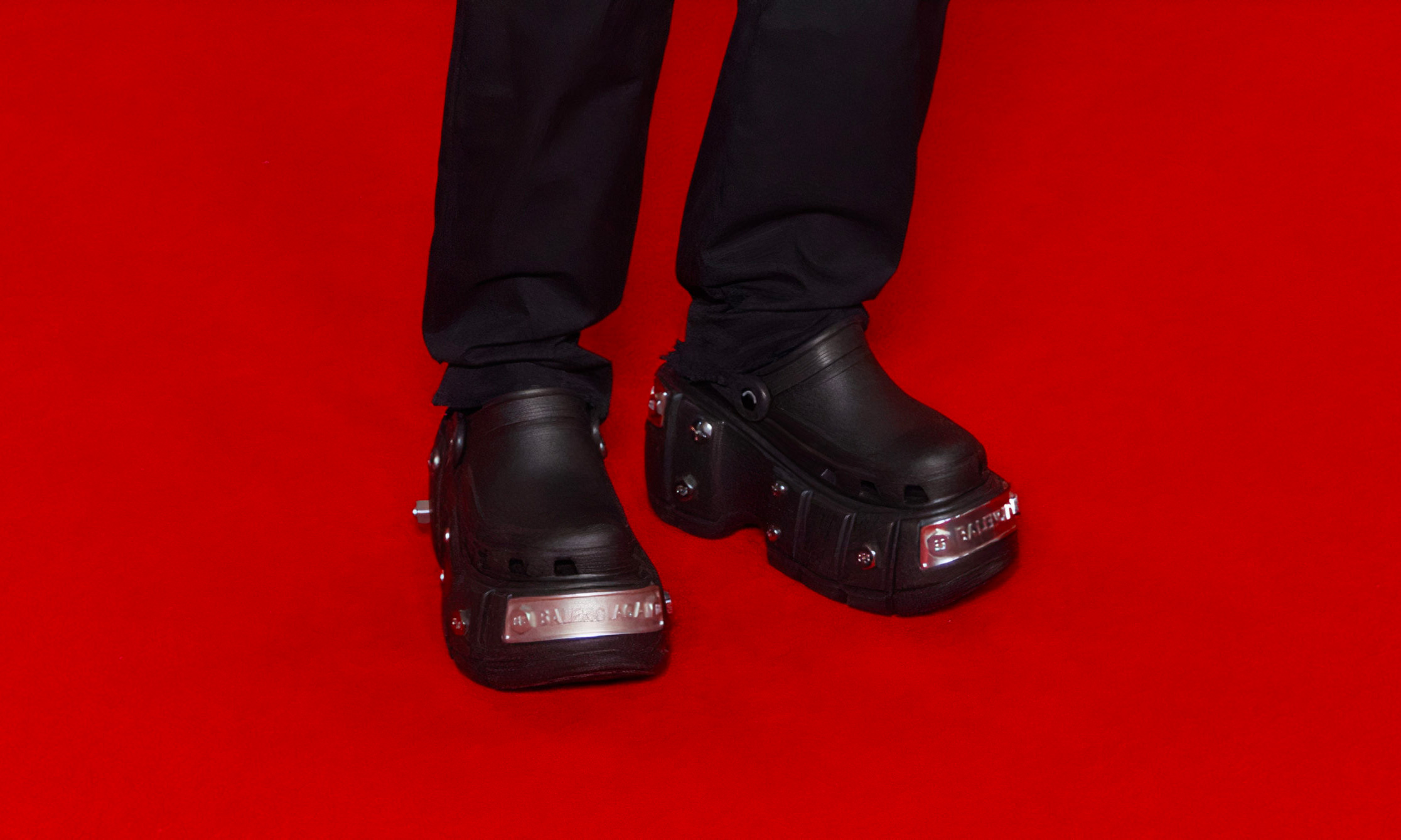 明星开始为全新的 BALENCIAGA Crocs 联名带货？ – NOWRE现客